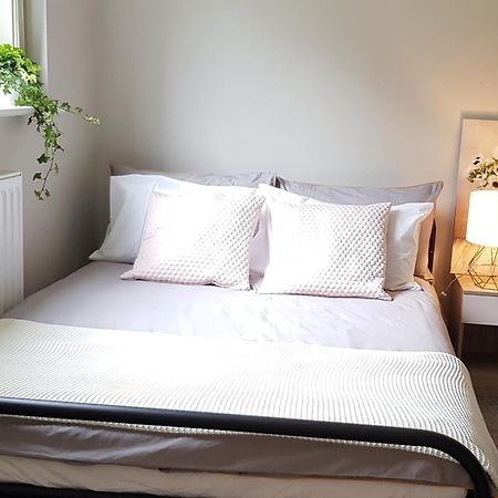 ווית'נשו Beautiful 6 Bedroom Holiday Home, Manchester מראה חיצוני תמונה