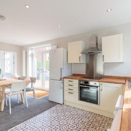 ווית'נשו Beautiful 6 Bedroom Holiday Home, Manchester מראה חיצוני תמונה