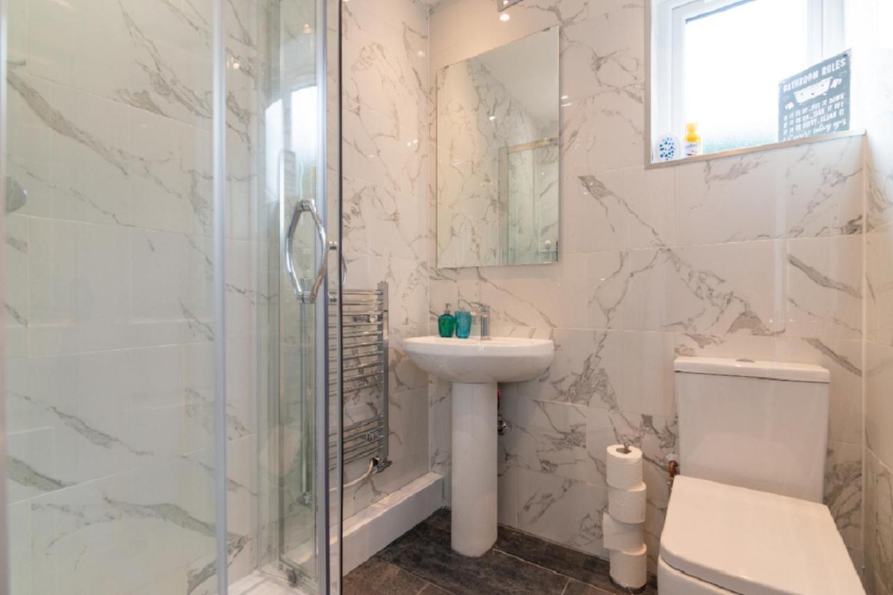 ווית'נשו Beautiful 6 Bedroom Holiday Home, Manchester מראה חיצוני תמונה
