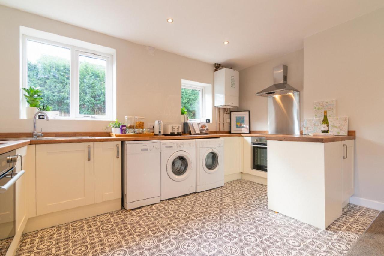 ווית'נשו Beautiful 6 Bedroom Holiday Home, Manchester מראה חיצוני תמונה