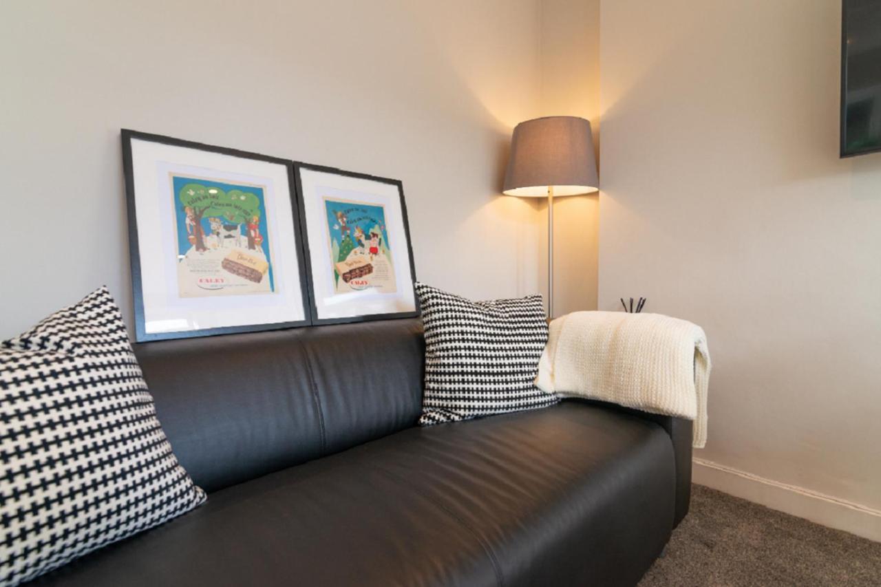 ווית'נשו Beautiful 6 Bedroom Holiday Home, Manchester מראה חיצוני תמונה