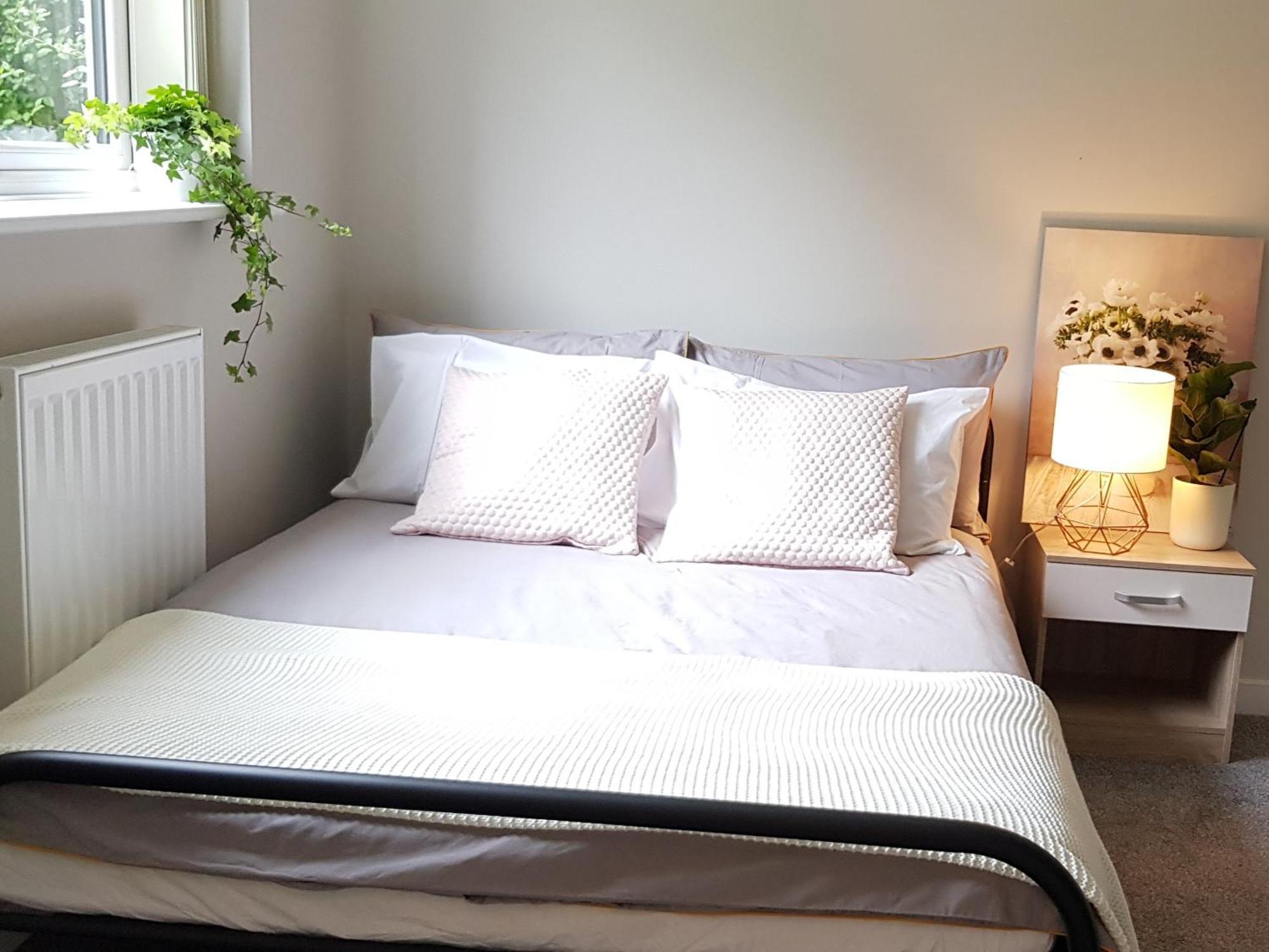 ווית'נשו Beautiful 6 Bedroom Holiday Home, Manchester מראה חיצוני תמונה