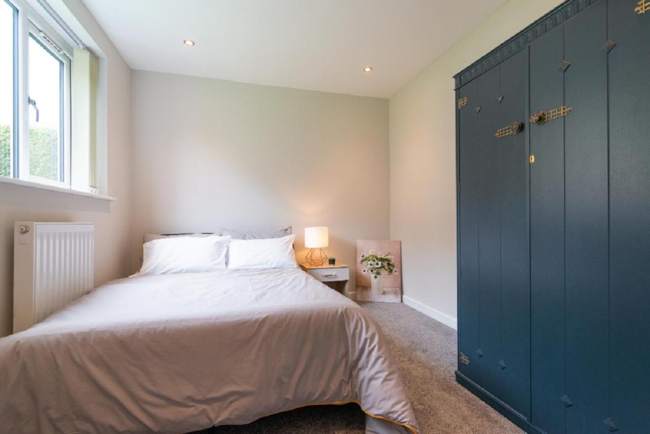 ווית'נשו Beautiful 6 Bedroom Holiday Home, Manchester מראה חיצוני תמונה