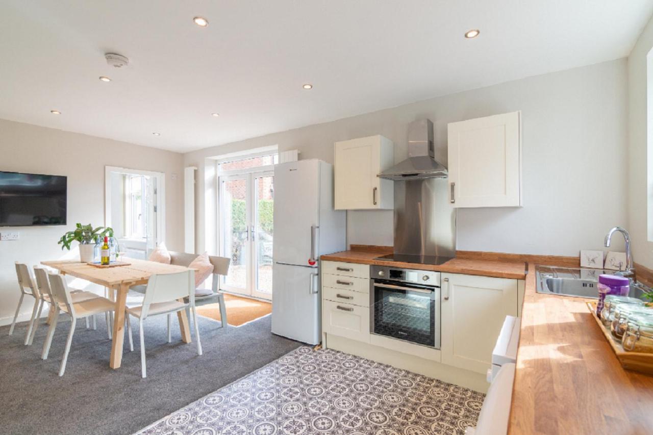 ווית'נשו Beautiful 6 Bedroom Holiday Home, Manchester מראה חיצוני תמונה