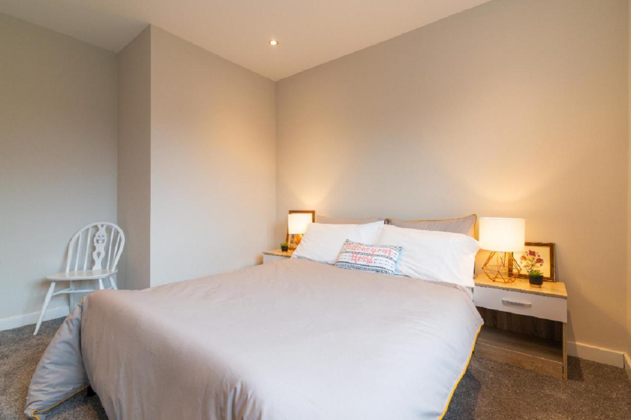 ווית'נשו Beautiful 6 Bedroom Holiday Home, Manchester מראה חיצוני תמונה