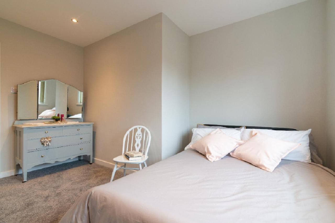 ווית'נשו Beautiful 6 Bedroom Holiday Home, Manchester מראה חיצוני תמונה