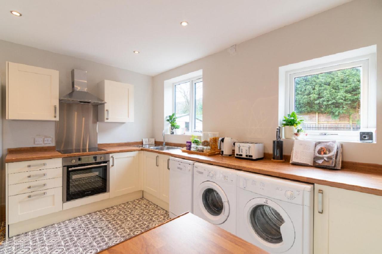 ווית'נשו Beautiful 6 Bedroom Holiday Home, Manchester מראה חיצוני תמונה