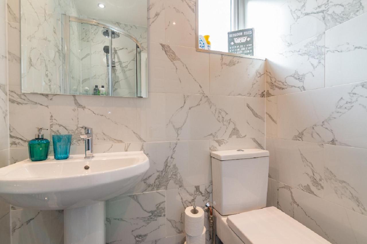 ווית'נשו Beautiful 6 Bedroom Holiday Home, Manchester מראה חיצוני תמונה